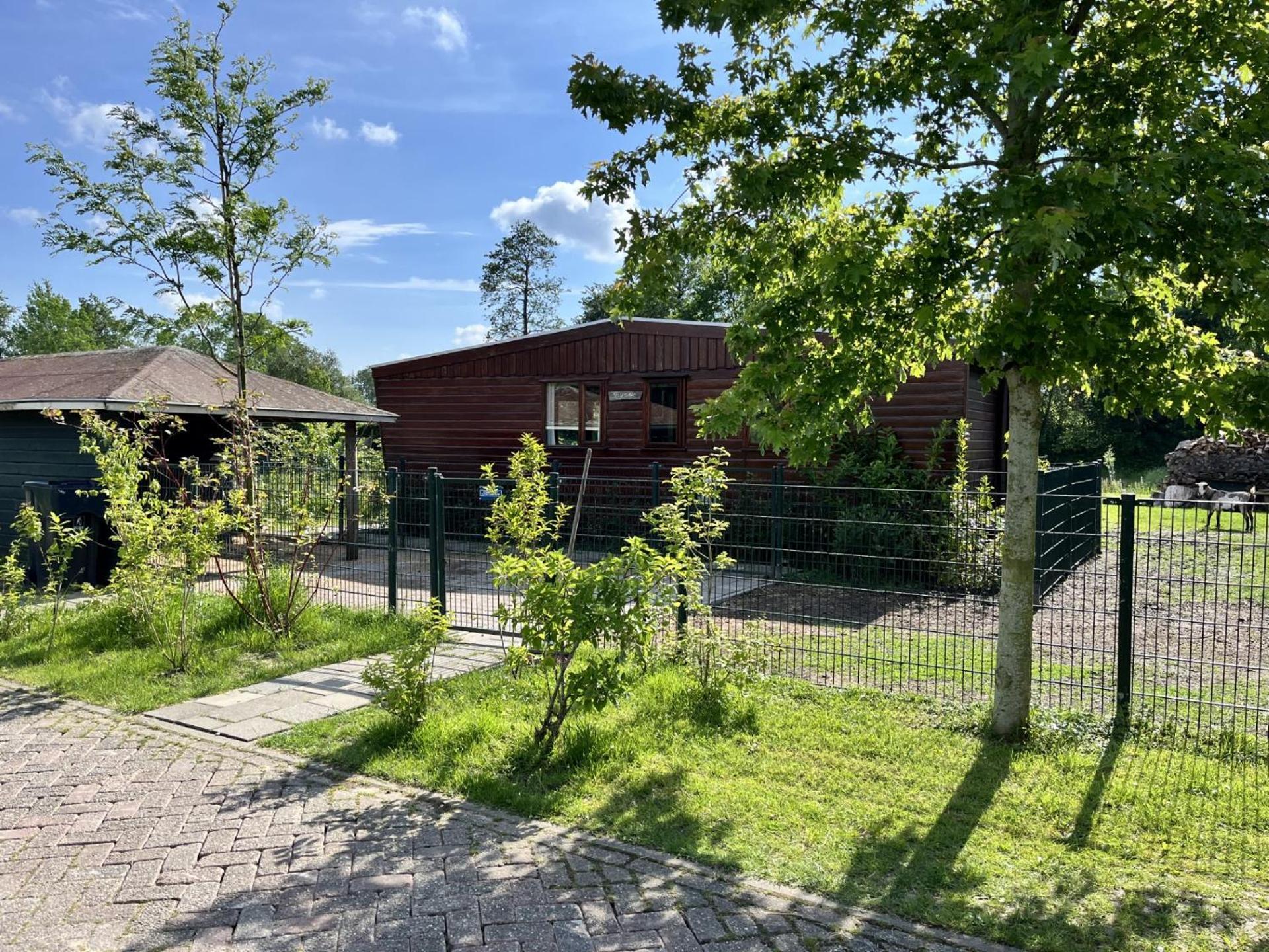 Vrijstaand Chalet Met Veel Buitenruimte En Veranda Zuid-Scharwoude Extérieur photo